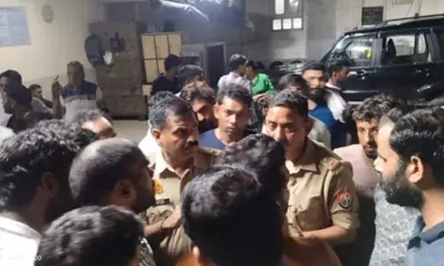 कैंटर ने बाइक को कुचला; चार बच्चों समेत पांच लोगों  की मौत