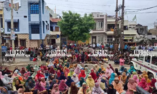 पाबंद करने चौकी ले जाने गई थी पुलिस, लाइसेंसी ने लगाया परेशान करने का आरोप, हंगामा