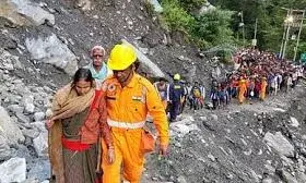 केदारघाटी में मूसलाधार बारिश से गौरीकुंड में भूस्खलन, दो जगह हाईवे बंद, पैदल भेजे गए यात्री