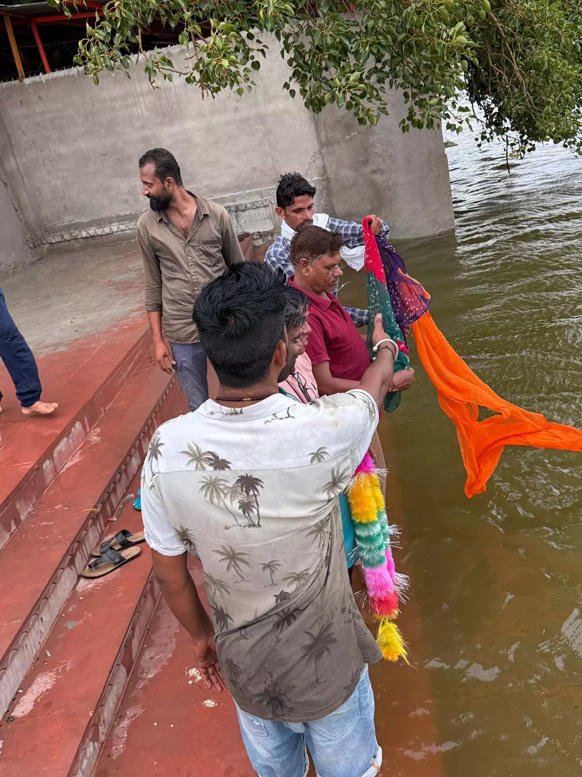 तहनाल गेट स्थित नवनिर्मित लाल घाट तालाब लबालब भरने पर वार्डवासियों ने किया पारंपरिक स्वागत