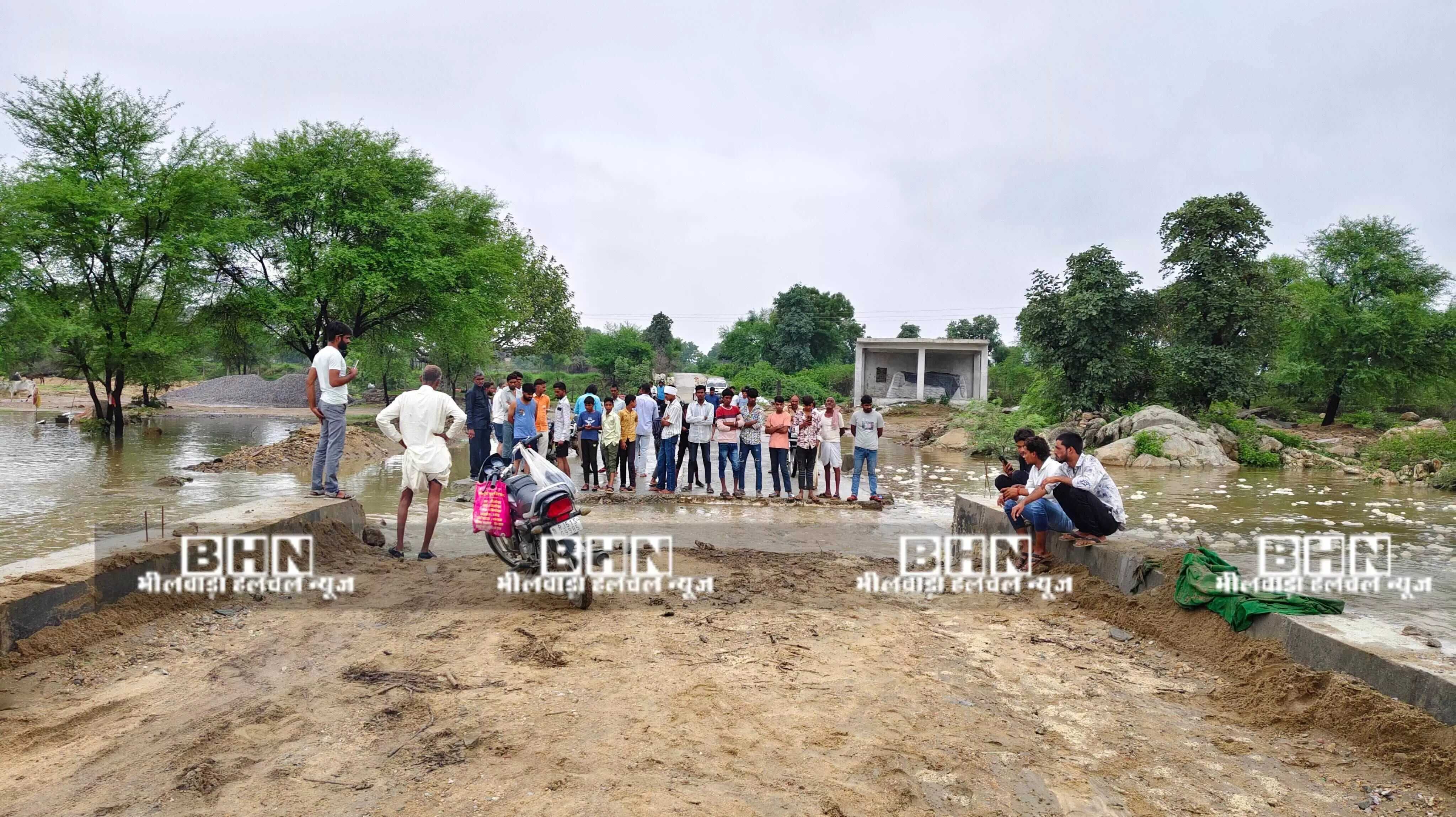 कोठारी नदी उफान पर आवागमन बंद, सालरिया मार्ग पर पुलिया का कुछ हिस्सा बहा, बनास ने भी रोका रास्ते