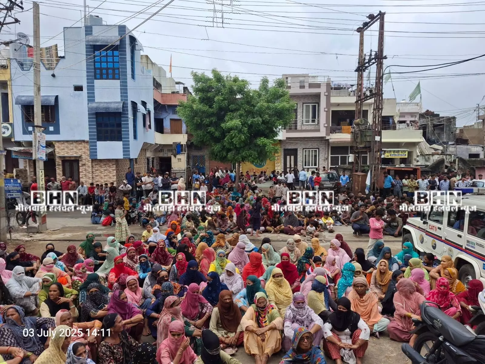 पाबंद करने चौकी ले जाने गई थी पुलिस, लाइसेंसी ने लगाया परेशान करने का आरोप, हंगामा पाबंद करने चौकी ले जाने गई थी पुलिस, लाइसेंसी ने लगाया परेशान करने का आरोप, हंगामा