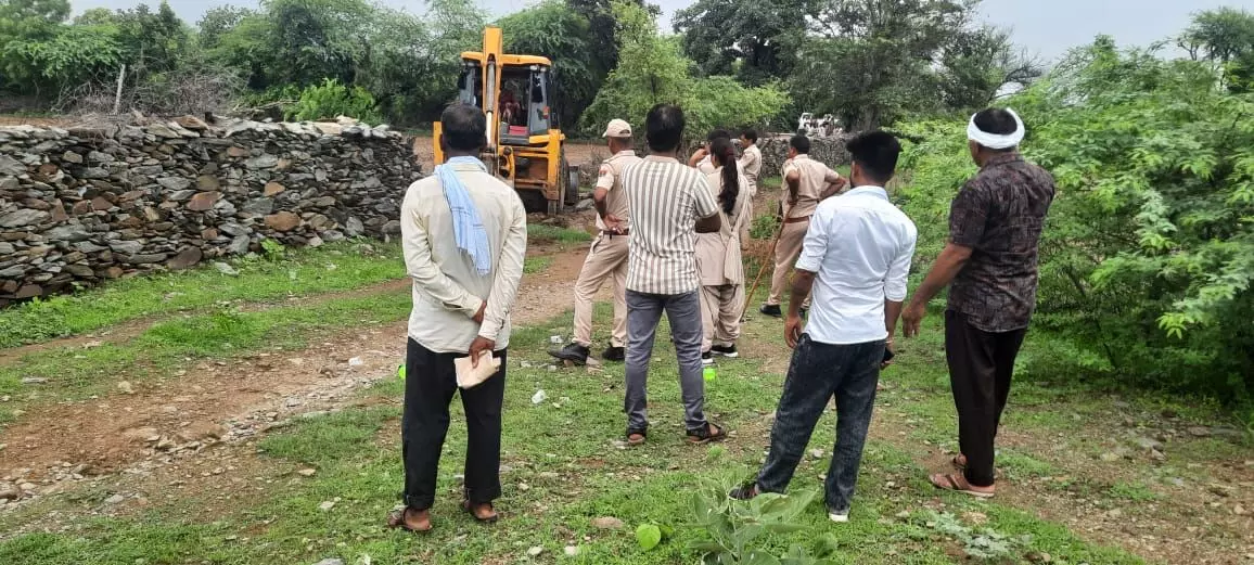 30 साल बाद अतिक्रमण हटा रास्ता दुरस्त किया