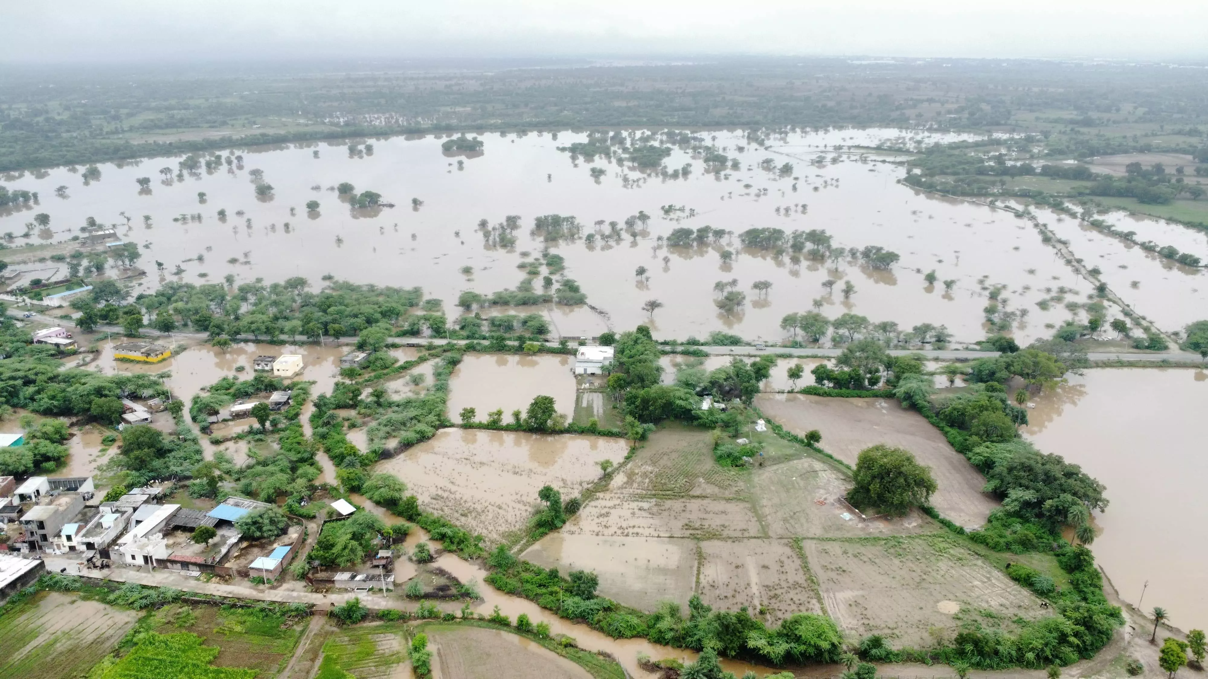 लोडकिया का विकास एनिकट फूटा, घरों में घुसा पानी,फसले चौपट