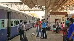 यात्रीगण ध्यान दें...रेलवे ने बदला नियम, यात्री अब इन समय पर देख सकेंगे रिजर्वेशन चार्ट यात्रीगण ध्यान दें...रेलवे ने बदला नियम, यात्री अब इन समय पर देख सकेंगे रिजर्वेशन चार्ट