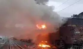 कोयला लोड मालगाड़ी की बोगी में लगी आग, दमोह स्टेशन पर बुझाई गई, एक घंटे बाद सागर रवाना हुई ट्रेन