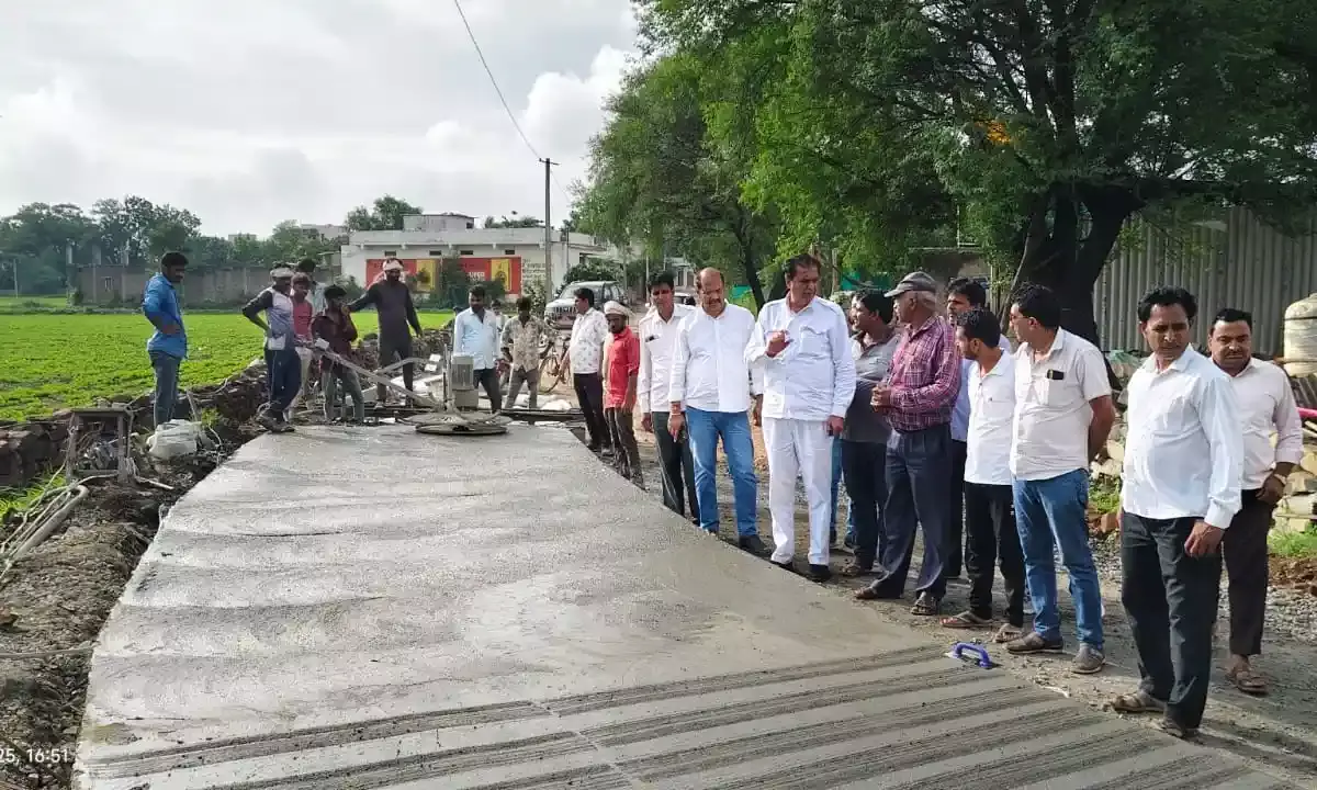 विधायक कृपलानी ने किया निर्माणाधीन महुडिया सड़क का निरीक्षण