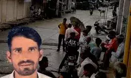 सड़क पर शव लेकर बैठे परिजन:2 लोग डिटेन, भाई ने कहा- पुलिस समझौता करने का बना रही है दबाव