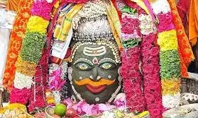 भस्म आरती में त्रिनेत्र और त्रिपुंड लगाकर सजे बाबा महाकाल, धारण किया नवीन मुकुट भस्म आरती में त्रिनेत्र और त्रिपुंड लगाकर सजे बाबा महाकाल, धारण किया नवीन मुकुट