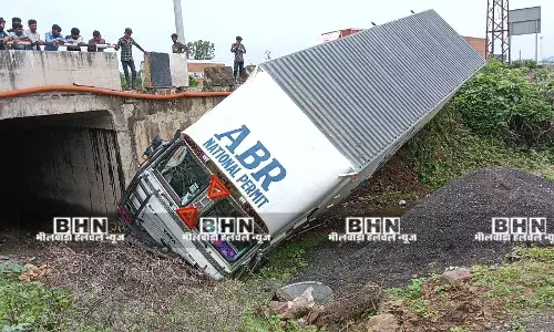 नशे में धुत ड्राइवर ने हाईवे से सीधा नाले में उतारा कंटेनर