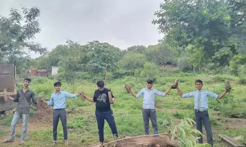 हमीरगढ़ इको पार्क पौधशाला से छात्रों को पौधे वि‍तरीत