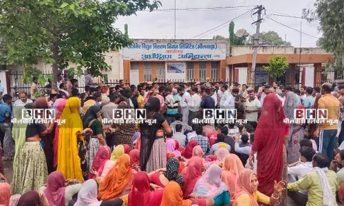 करंट से युवक की मौत, माली समाज का मोर्चरी व डिस्कॉम ऑफिस पर प्रदर्शन, आर्थिक सहायता के आश्वासन पर बनी सहमति