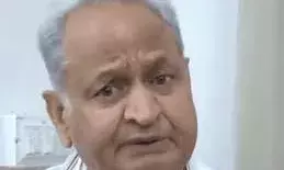 गहलोत ने चुनाव आयोग और केंद्रीय एजेंसियों पर साधा निशाना, लोकतंत्र पर जताई चिंता गहलोत ने चुनाव आयोग और केंद्रीय एजेंसियों पर साधा निशाना, लोकतंत्र पर जताई चिंता