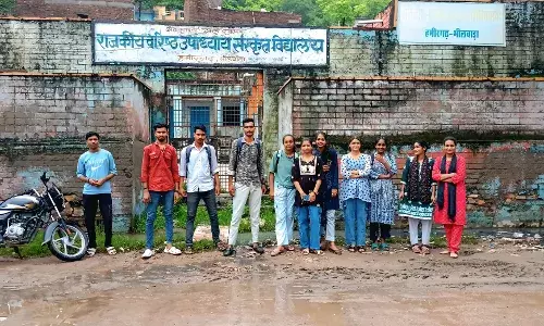 शिक्षकों की कमी से नाराज छात्र-छात्राओं ने किया प्रदर्शन