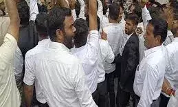 वकीलों की पुलिस से धक्का-मुक्की: एसपी हाय-हाय के नारे लगाए, दो दिन  की चेतावनी गिरफ्तारी नहीं तो  उग्र प्रदर्शन
