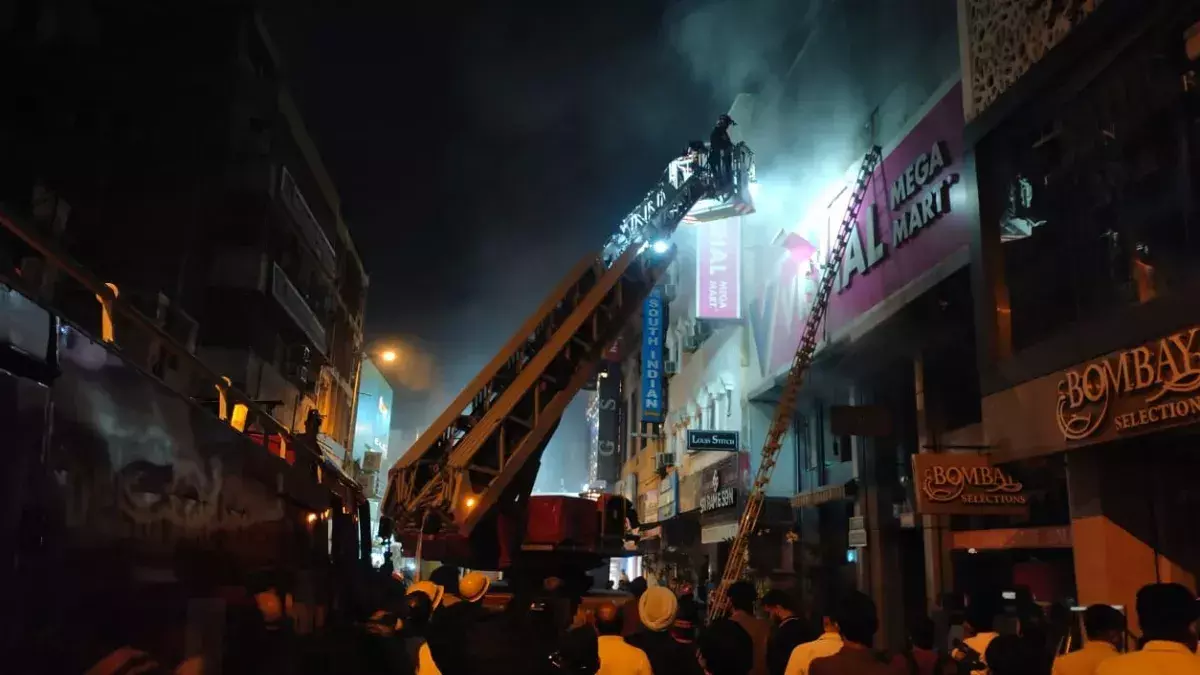 विशाल मेगा मार्ट में लगी भीषण आग, दमकल   गाड़ियां काबू पाने में जुटी