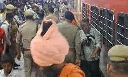 संपर्क क्रांति एक्सप्रेस में बम की सूचना,झांसी में  पूरी ट्रेन कराई गई खाली,एक संदिग्ध बॉक्स मिला