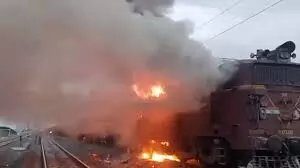 कोयला लोड मालगाड़ी की बोगी में लगी आग, दमोह स्टेशन पर बुझाई गई, एक घंटे बाद सागर रवाना हुई ट्रेन
