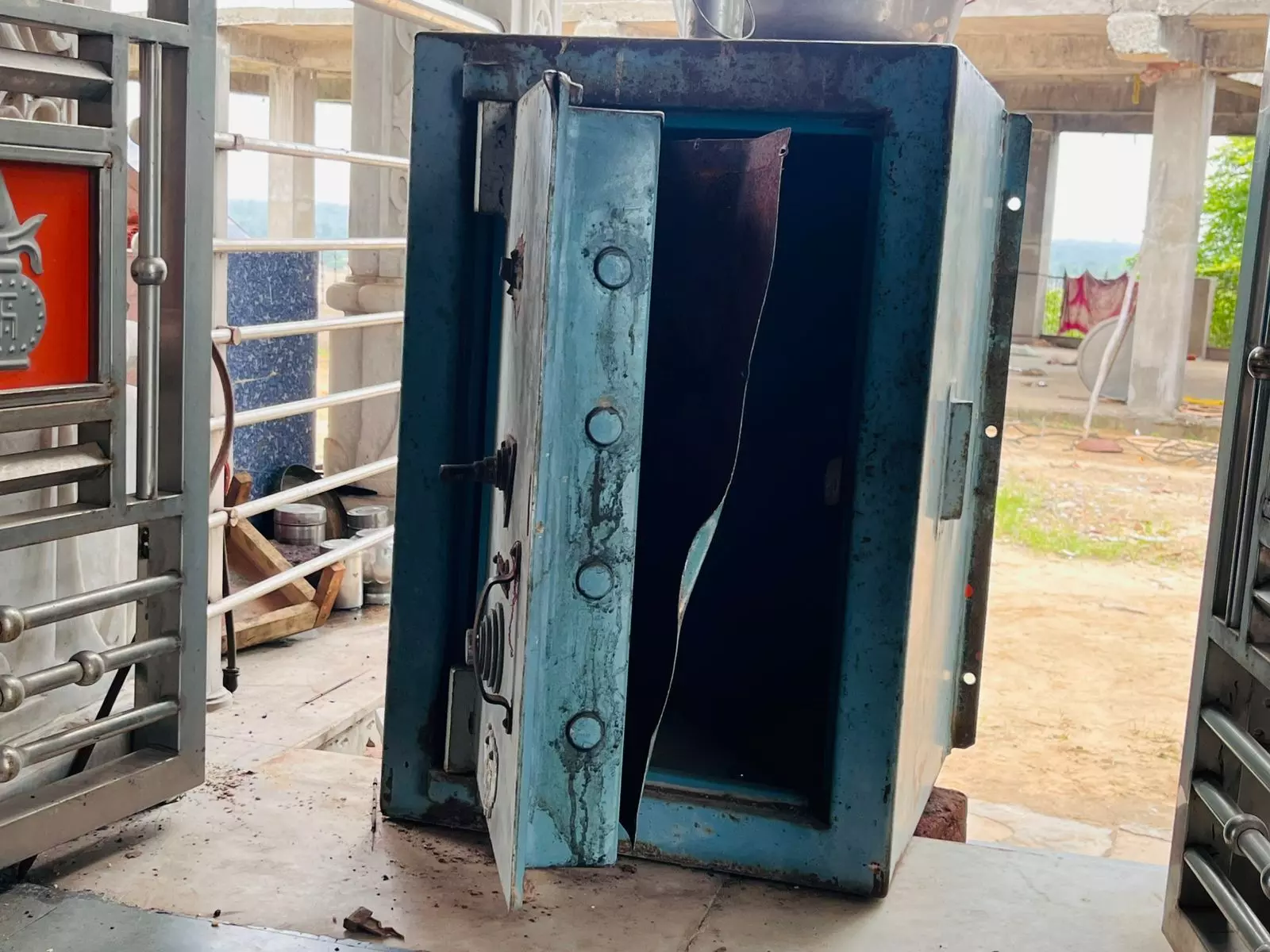 थंला देवनारायण मंदिर की दान पेटी के ताला टूटा, सीसी कैमरे की मेमोरी भी ले गए साथ थंला देवनारायण मंदिर की दान पेटी के ताला टूटा, सीसी कैमरे की मेमोरी भी ले गए साथ