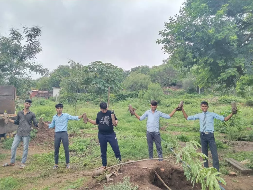 हमीरगढ़ इको पार्क पौधशाला से छात्रों को पौधे वि‍तरीत