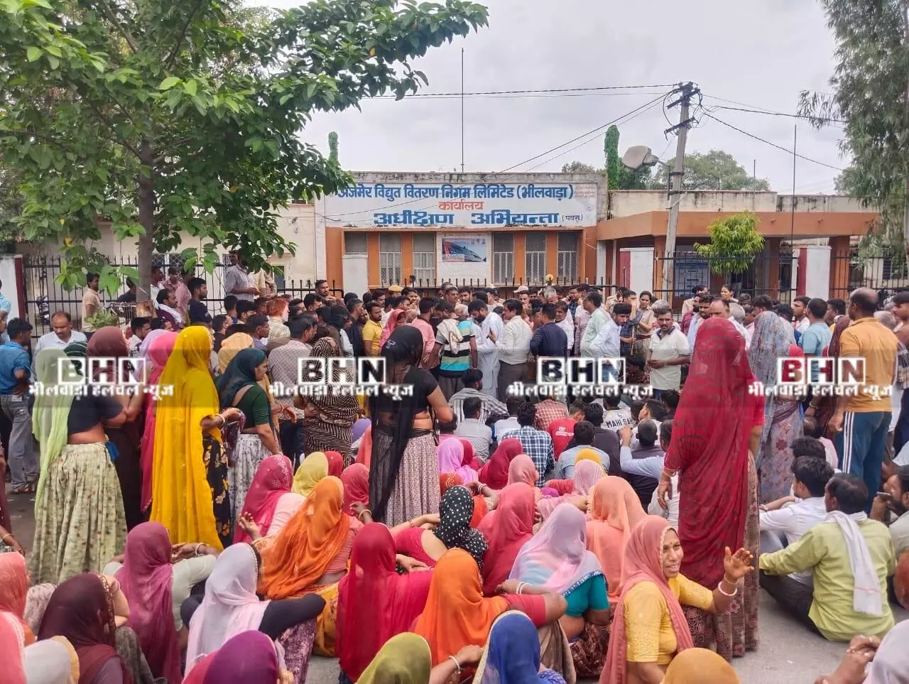 करंट से युवक की मौत, माली समाज का मोर्चरी व डिस्कॉम ऑफिस पर प्रदर्शन, आर्थिक सहायता के आश्वासन पर बनी सहमति करंट से युवक की मौत, माली समाज का मोर्चरी व डिस्कॉम ऑफिस पर प्रदर्शन, आर्थिक सहायता के आश्वासन पर बनी सहमति