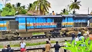 उदयपुर  आ रही चलती हमसफर एक्सप्रेस ट्रेन में लगी आग, यात्रियों में मची अफरातफरी