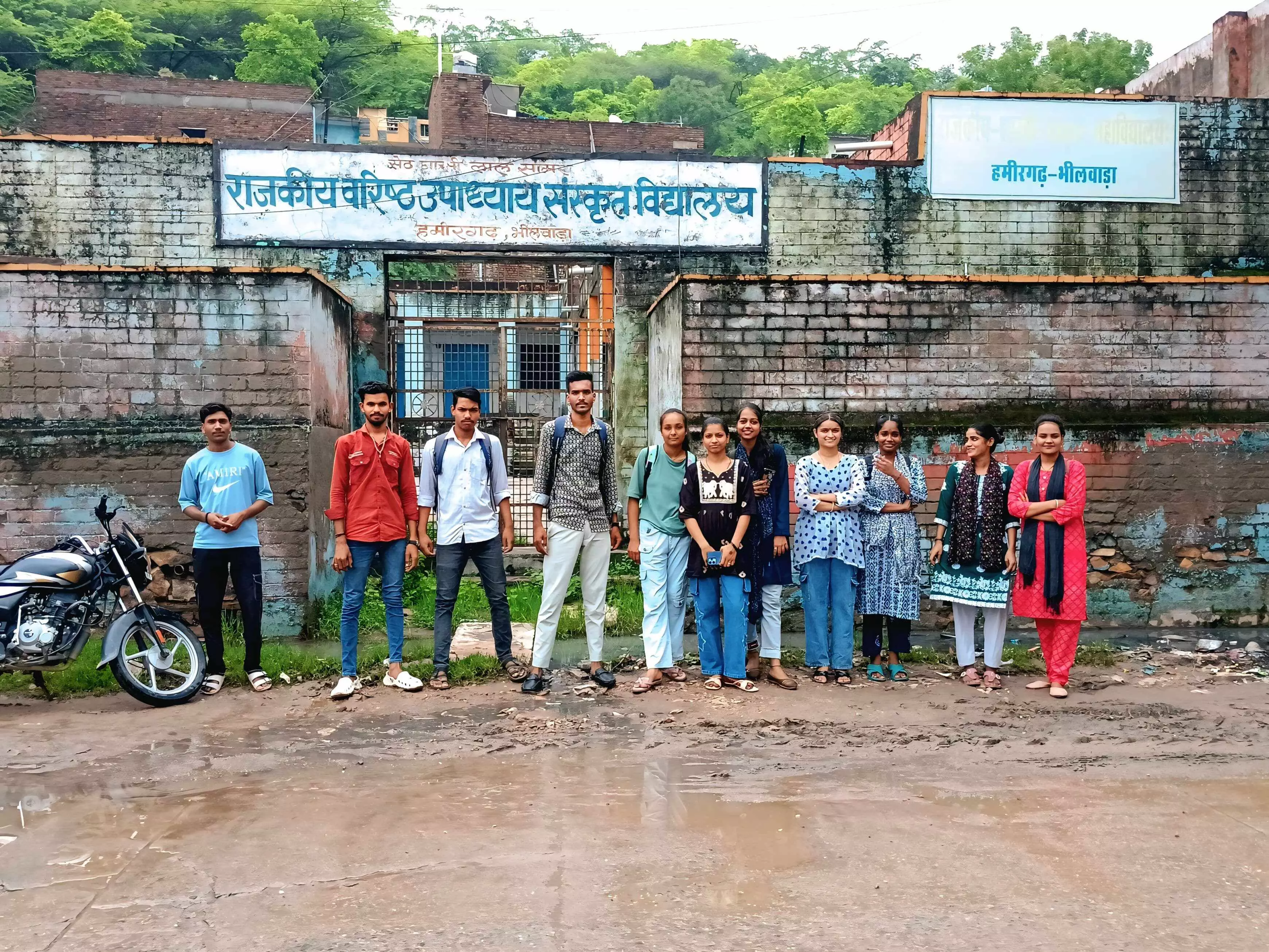 शिक्षकों की कमी से नाराज छात्र-छात्राओं ने किया प्रदर्शन शिक्षकों की कमी से नाराज छात्र-छात्राओं ने किया प्रदर्शन