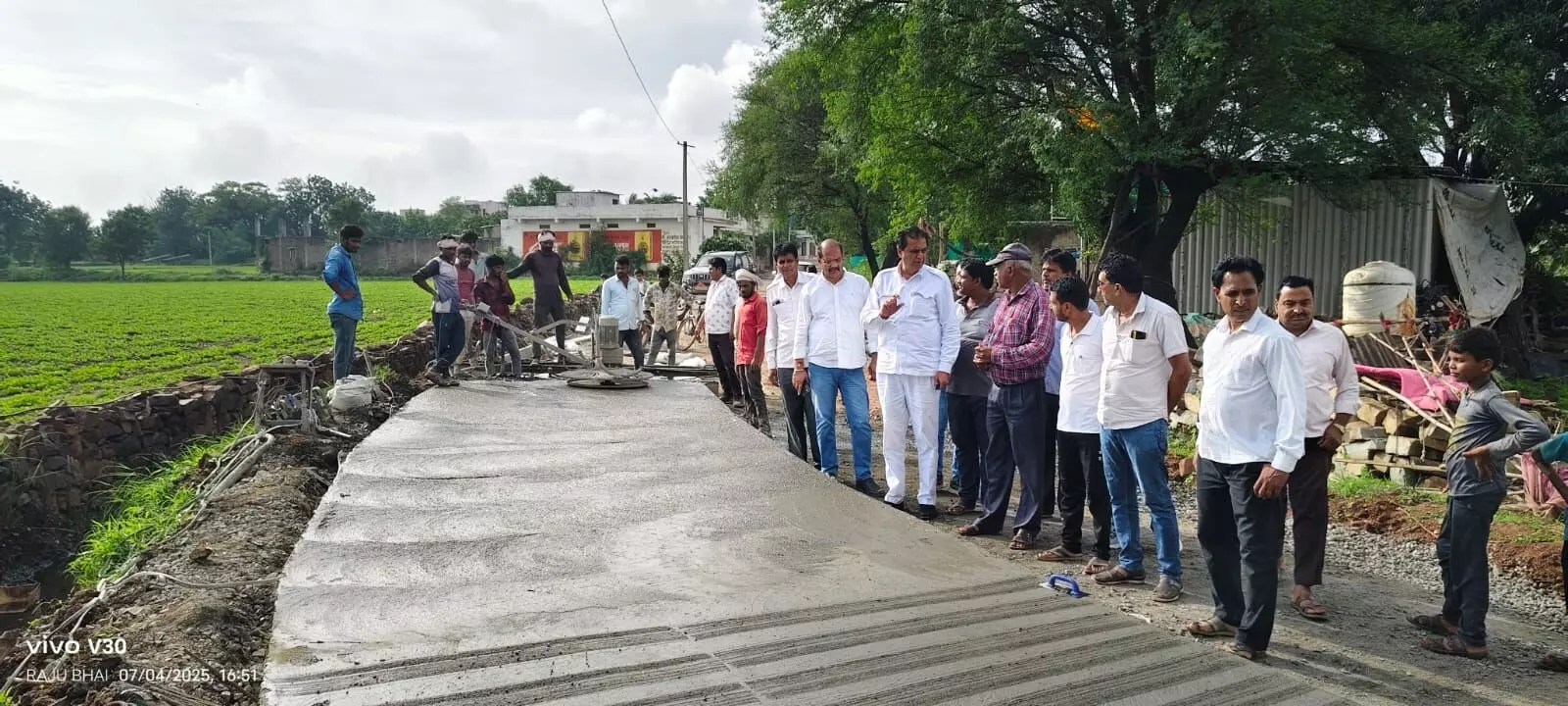 विधायक कृपलानी ने किया निर्माणाधीन महुडिया सड़क का निरीक्षण विधायक कृपलानी ने किया निर्माणाधीन महुडिया सड़क का निरीक्षण
