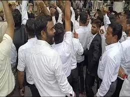 वकीलों की पुलिस से धक्का-मुक्की: एसपी हाय-हाय के नारे लगाए, दो दिन की चेतावनी गिरफ्तारी नहीं तो उग्र प्रदर्शन वकीलों की पुलिस से धक्का-मुक्की: एसपी हाय-हाय के नारे लगाए, दो दिन की चेतावनी गिरफ्तारी नहीं तो उग्र प्रदर्शन