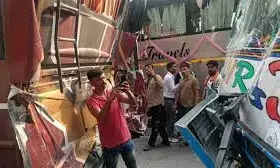 अमरनाथ यात्रा   काफिले की  चार बसों  में  टक्कर,25 यात्री घायल