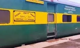 गरीब रथ एक्सप्रेस के   कोच से उठा धुआं, बच्चे के साथ कूद गई महिला