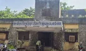 अब जिला   शिक्षा अधिकारियों को  महीने में चार दिन गांव में ही रात गुजारनी होगी