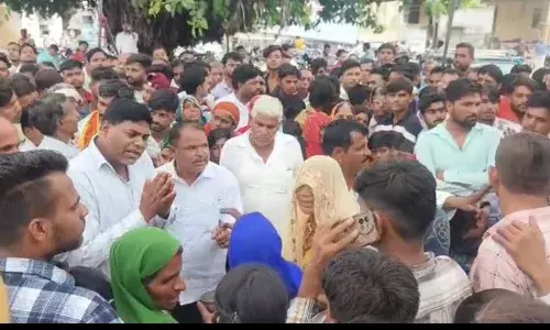 जहाजपुर में युवक की हत्या- 25 लाख के मुआवजे, नौकरी व गिरफ्तारी के आश्वासन पर बनी सहमति, 24 घंटे बाद हुआ पोस्टमार्टम