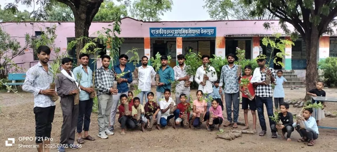 विद्यालय परिसर में किया पौधरोपण विद्यालय परिसर में किया पौधरोपण
