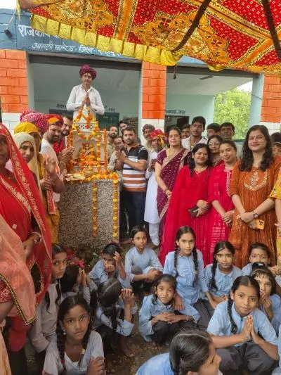 विद्यालय में मां सरस्वती मूर्ति स्थापना की