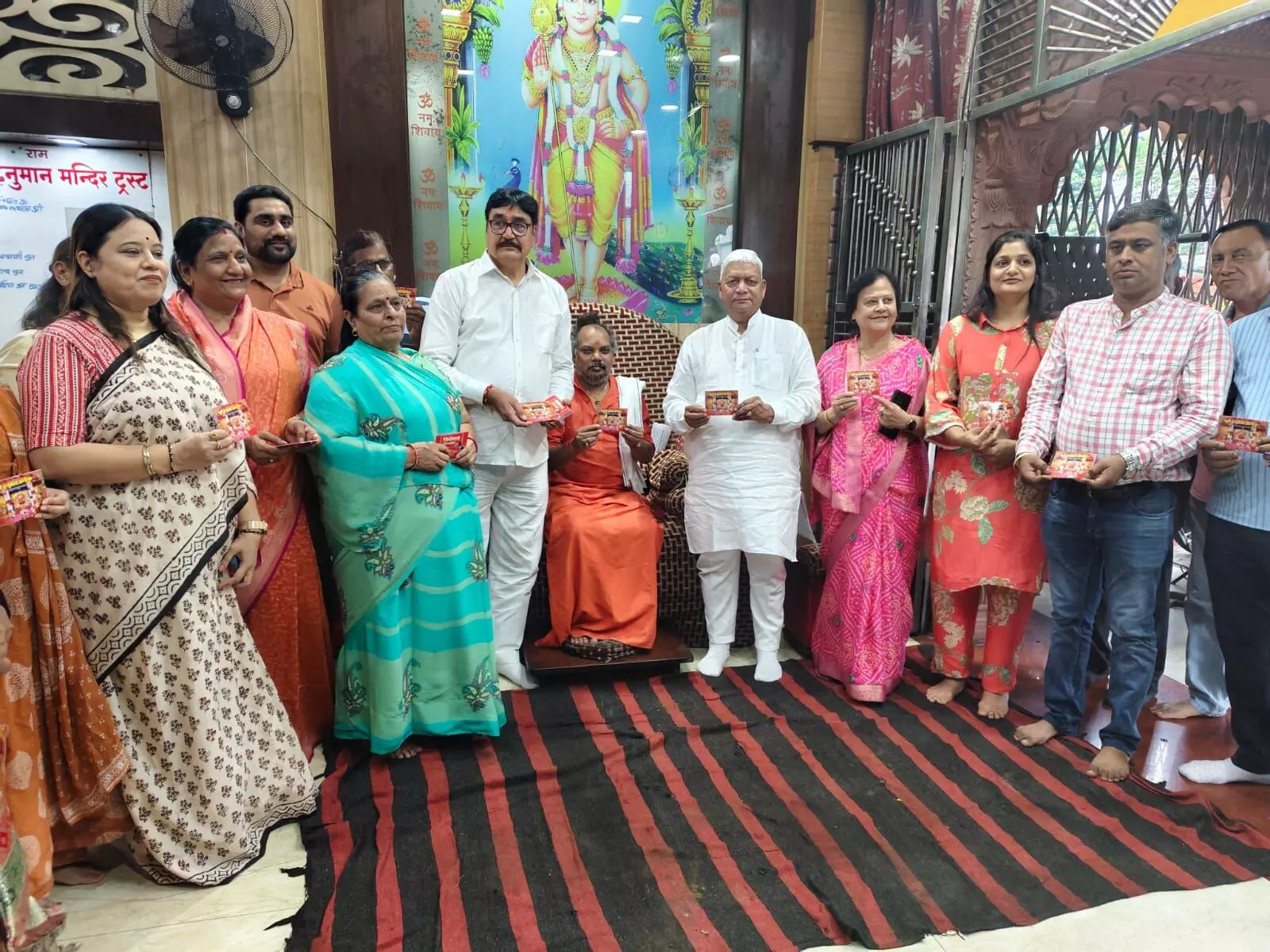 भीलवाड़ा में संकट मोचन मंदिर से हनुमान चालीसा वितरण अभियान की शुरुआत, 11 हजार चालीसा बांटी गई