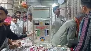 सांवलिया सेठ के दर चढ़ाया चांदी का पेट्रोल पंप, मनोकामना पूरी हुई तो 56 भोग भी धराया सांवलिया सेठ के दर चढ़ाया चांदी का पेट्रोल पंप, मनोकामना पूरी हुई तो 56 भोग भी धराया