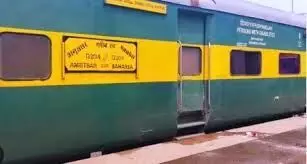 गरीब रथ एक्सप्रेस के कोच से उठा धुआं, बच्चे के साथ कूद गई महिला गरीब रथ एक्सप्रेस के कोच से उठा धुआं, बच्चे के साथ कूद गई महिला