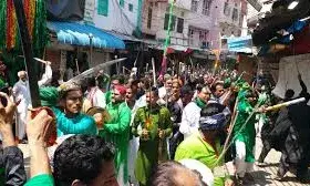 तलवारों से खेला हाईदौस, कुछ लोग चोटिल भी हुए