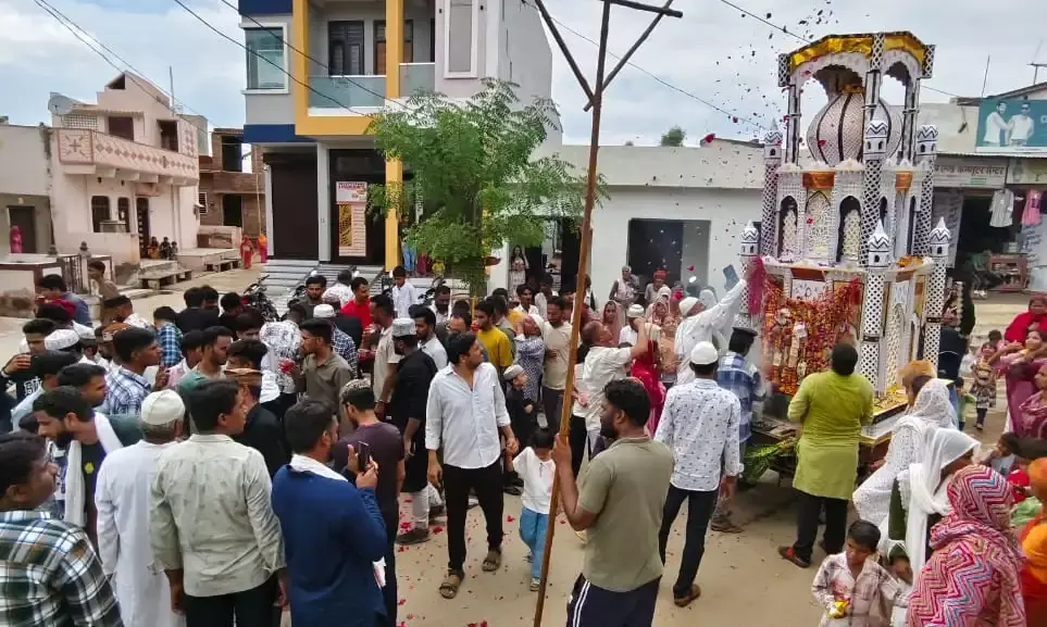 मोहर्रम का जुलूस ढोल नगाड़ों के साथ निकाला मोहर्रम का जुलूस ढोल नगाड़ों के साथ निकाला