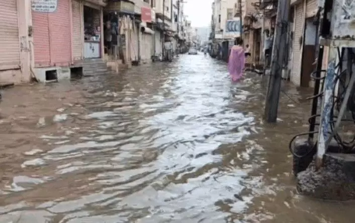 भीलवाड़ा सहित इन जिलों में तेज बारिश का अलर्ट, प्रदेश के कई इलाके जलमग्न,बाढ़ जैसे हालात भीलवाड़ा सहित इन जिलों में तेज बारिश का अलर्ट, प्रदेश के कई इलाके जलमग्न,बाढ़ जैसे हालात