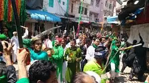 तलवारों से खेला हाईदौस, कुछ लोग चोटिल भी हुए तलवारों से खेला हाईदौस, कुछ लोग चोटिल भी हुए
