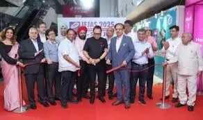500 से अधिक विदेशी खरीदारों, विक्रेताओं ने किया इंडियन फैशन ज्वैलरी एवं एक्सेसरीज शो दौरा ,325 करोड़ रुपये की व्यावसायिक पूछताछ हुई 500 से अधिक विदेशी खरीदारों, विक्रेताओं ने किया इंडियन फैशन ज्वैलरी एवं एक्सेसरीज शो दौरा ,325 करोड़ रुपये की व्यावसायिक पूछताछ हुई