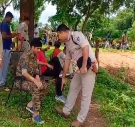 मध्य प्रदेश में नरबलि, देवस्थान पर मिला युवक का कटा सिर, फैली सनसनी मध्य प्रदेश में नरबलि, देवस्थान पर मिला युवक का कटा सिर, फैली सनसनी
