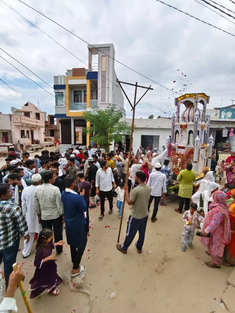मोहर्रम का जुलूस ढोल नगाड़ों के साथ निकाला मोहर्रम का जुलूस ढोल नगाड़ों के साथ निकाला