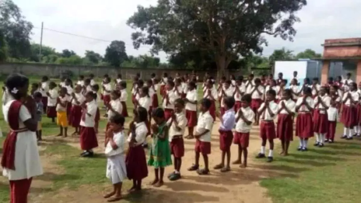 हिंदू छात्रों को पढ़वा रहे थे कलमा, वीडियो हो गया वायरल; अब अधिकारियों की लगी क्लास हिंदू छात्रों को पढ़वा रहे थे कलमा, वीडियो हो गया वायरल; अब अधिकारियों की लगी क्लास