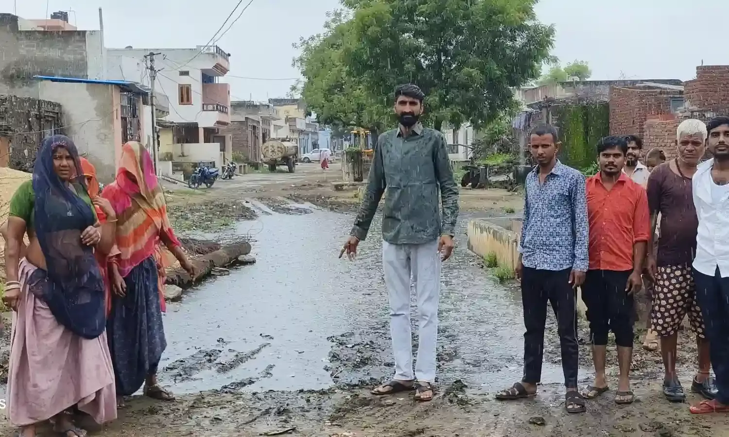 मांडल के माली खेड़ा गांव में सड़क निर्माण में देरी, बरसाती पानी जमा होने से  झेल रहे परेशानी, ग्रामीणों में आक्रोश, जाम की दी चेतावनी