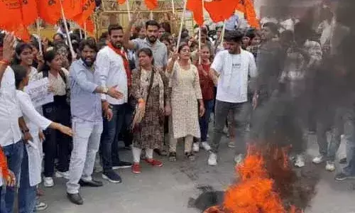 अजमेर में ABVP और पुलिस में झड़प: छात्राओं का हॉस्टल की मांग पर प्रदर्शन, टायर जलाए