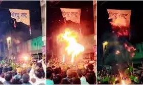 मोहर्रम के  जुलूस में हिंदू राष्ट्र लिखा बैनर जलाने से तनाव...    बाजार बंद, पुलिस तैनात,मस्जिद चौराहे पर हनुमान चालीसा का पाठ