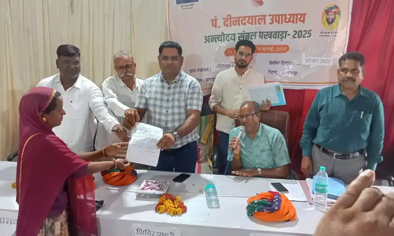 पंचायत और अधिकारियों  के दस साल से  चक्कर  लगा रही  परितक्ता को  अब  जाकर प़माण पत्र मिला तो  आँखों मे   छल के  उठी ख़ुशी